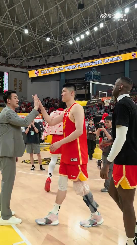 8868体育登录入口-媒体人：胡金秋赛后膝盖缠着厚厚的冰袋 看起来问题不算大